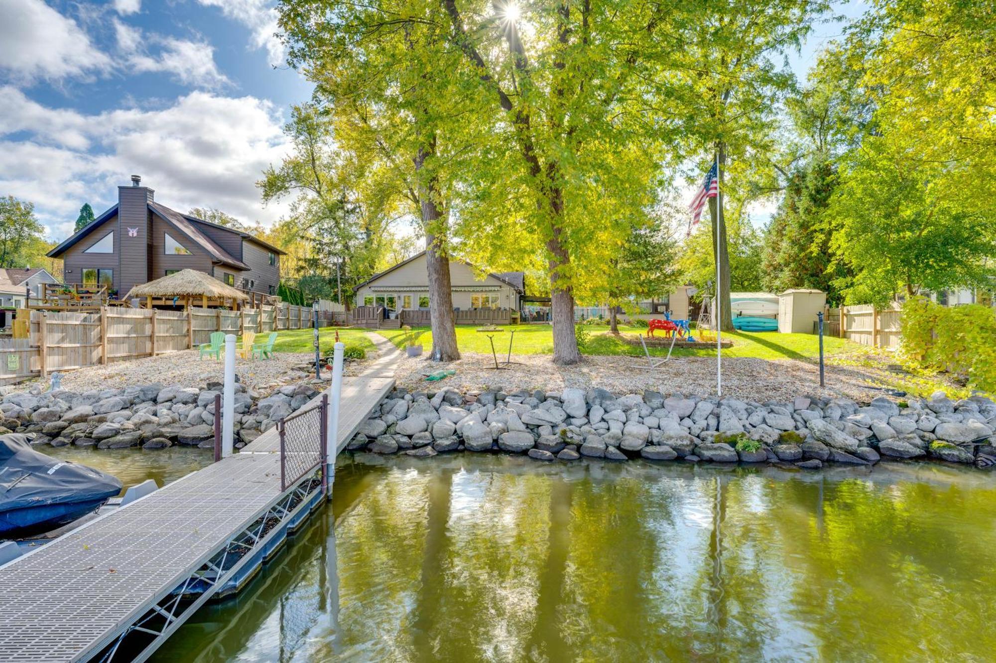 Rock River Retreat With Dock And Seasonal Pool! Edgerton Extérieur photo